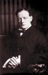 Retrato de Sir Winston Leonard Spencer Churchill (1874 - 1965), político britânico.