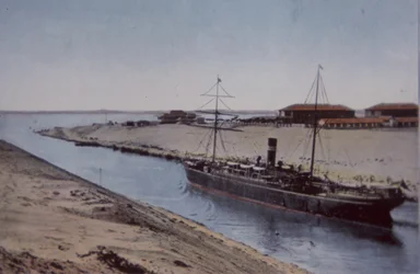 Navio de passagem pelo Canal do Suez, finais do século XIX (cor litho)