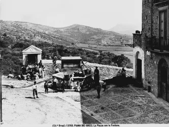 Piana dei Greci. A praça com a fonte. (foto a p/b)