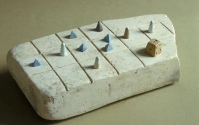 Tabuleiro de jogo com peças de jogo, de Tell Beit Mirsim, Jordan, c.1200 aC (calcário)