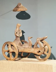 Carruagem votiva com uma divindade antropomórfica, de Dupljaja (argila)
