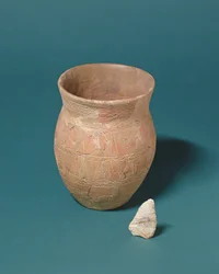 Beaker pot e flint knife encontrados acompanhando um enterro em Barnwood, Gloucestershire, c.2000 aC