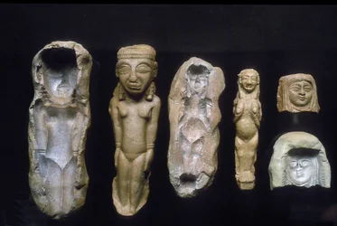 Estatuetas de deusas da fertilidade e os moldes de onde foram lançados, séculos VIII a VII aC (argila)