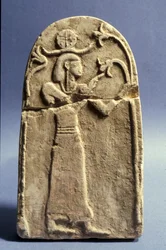 Estela representando uma divindade adorando a Árvore da Vida, Período Cananeu (1500-1200 aC) (calcário)