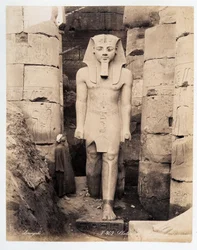 Uma estátua de Ramsés em Luxor - fotografia dos irmãos Zangali, finais do século XIX