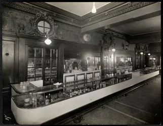 Um bar no Robert Treat Hotel, Newark, Nova Jersey, 1916 (impressão em gelatina de prata)