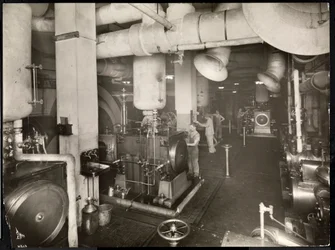 Uma sala de aquecimento no Hotel McAlpin, 1913 (impressão em gelatina de prata)