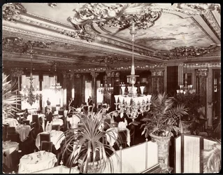 Uma sala de jantar no Hotel Savoy, c.1895-96 (impressão em gelatina de prata)