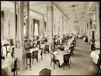 Uma sala de jantar no Robert Treat Hotel, Newark, Nova Jersey, 1916 (impressão em gelatina de prata)