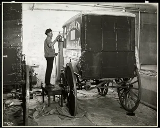 Um, homem, spraypainting, um, entrega, vagão, de, a, carilyn, lavanderia, em, 111, leste, 128th, rua, leste, harlem, nova iorque, 1929, (silver, gelatin, imprime)