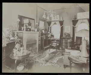 Uma sala de estar na casa do dramaturgo Henry Martyn Blossom, em 23 East 30th Street, Nova York, 1908 (impressão em gelatina de prata)