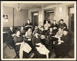 Um círculo de costura feminina na 115 East 101st Street, East Harlem, Nova York, 1920 (impressão em gelatina de prata)
