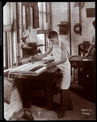 Um jovem a trabalhar na fábrica da Harrington Piano Co., 1907