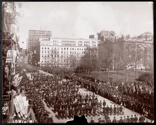 Vista aérea, de, homens, marchando, em, a, republicano, padrão ouro, parada, ligado, broadway, em, prefeitura, estacione, nova iorque, 1898, (silver, gelatin, print)