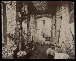 Uma sala de estar ornamentada na residência de Blakely Hall, na 11 West 45th Street, Nova York, 1896-98 (impressão de gelatina prateada)