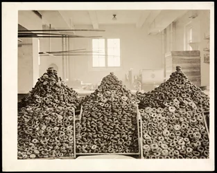 Caixas de donuts para o Exército de Salvação no Hotel Commodore, 1919 (impressão de gelatina de prata)