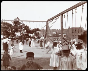 Crianças balançando no Hudson Bank Gymnasium and Playground, 53rd Street e 11th Avenue, Nova York, 1898 (impressão em gelatina de prata)