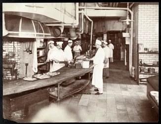 Cozinheiros trabalhando na cozinha do Waldorf Astoria Hotel na 34th Street e na 5th Avenue, Nova York, 1903 ou 1904 (impressão em gelatina prateada)