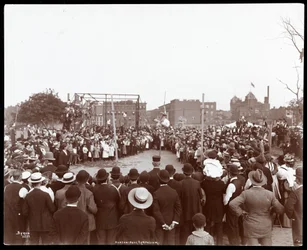 Multidão assistindo um polebraulter no Hudson Bank Gymnasium e Playground, 53rd Street e 11th Avenue, Nova York, 1898 (impressão de gelatina de prata)