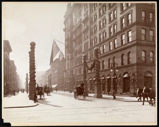 Decorações para o desfile de Dewey no Waldorf Astoria Hotel, 33rd Street e 5th Avenue, Nova York, 1899 (impressão em gelatina de prata)