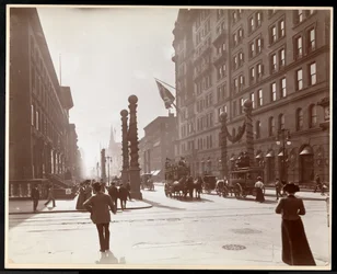 Decorações para o Desfile de Dewey em frente ao Waldorf Astoria Hotel na 33rd Street e 5th Avenue, Nova York, 1899 (impressão em gelatina de prata)
