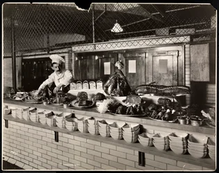 Exposição de carnes frias na cozinha do Commodore Hotel, 1919 (impressão em gelatina de prata)