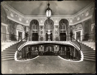 Escadaria dupla no Ritz-Carlton Hotel, 1913 (impressão em gelatina de prata)