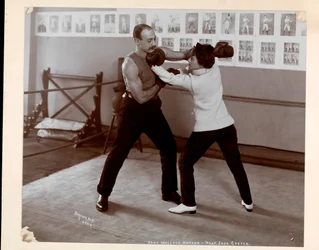 Edna Wallace Hopper posou em um ringue de boxe com Jack Cooper em seu ginásio na Broadway e 37th Street, Nova York, 1899 (impressão de gelatina de prata)