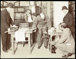 Exposição do Simen Automatic Signal System no Museu de Dispositivos de Segurança do Instituto Americano de Serviço Social, Nova York, 1908 (impressão em gelatina de prata)