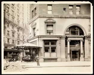 Posto de flores e entrada para o Hotel Imperial Cafe na Broadway e 32nd Street, Nova York, c.1905 (impressão em gelatina de prata)