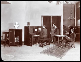 Quatro homens, um tocando um piano de H. Bruman Co., 1907 (impressão em gelatina de prata)
