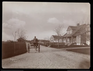 Vista geral de casas e edifícios na propriedade de FG Bourne em Oakdale, Long Island, Nova York, 1900 (impressão de gelatina de prata)