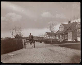 Vista geral de casas e edifícios na propriedade de FG Bourne em Oakdale, Long Island, Nova York, 1900 (impressão de gelatina de prata)