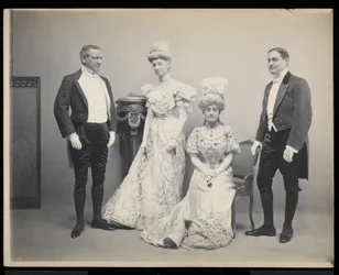 Grupo retrato de Sydney Dillon Ripley com três outros no James Hazen Hyde Ball, Nova Iorque, 31 de janeiro de 1905 (impressão de gelatina de prata)