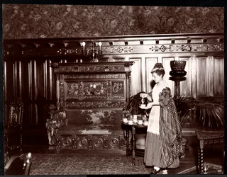 Convidado tomando chá no Hotel Marie Antoinette, 1895 ou 1896 (impressão em gelatina de prata)