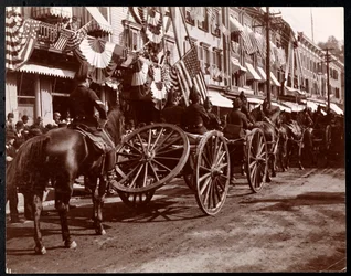 Artilharia Horsepulled em desfile em Dobbs Ferry, Nova York, 1898 (impressão de gelatina de prata)
