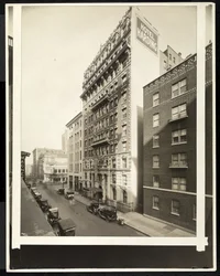 Hotel Harding na 55th Street e Broadway, Nova York, 1921 (impressão em gelatina de prata)