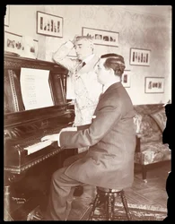 Kyrle Bellew e amigo ao piano em Bellew&39;s Home, 1908 (impressão em gelatina de prata)