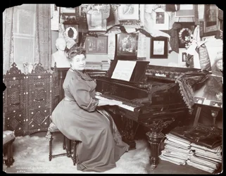 Madame Schumann Heink sentada em um piano de 1906 (impressão de gelatina de prata)