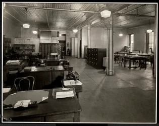 Escritório principal da lavanderia Carolyn na 111 East 129th Street, East Harlem, Nova York, 1929 (impressão em gelatina de prata)