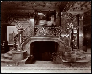 Escadaria principal no átrio do Hotel Imperial, 1904 (impressão em gelatina prateada)