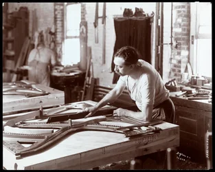 Homem trabalhando na Hardman, Peck und Co. fábrica de piano, Nova York, 1907 (impressão de gelatina de prata)