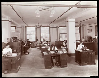 Homens e mulheres em um escritório aberto em Parke, Davis und Co., químicos, Hudson und Vestry Streets, Nova York, 1910 (impressão em gelatina de prata)