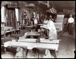 Homens que trabalham na fábrica de pianos Hardman, Peck und Co., Nova York, 1907 (impressão em gelatina de prata)