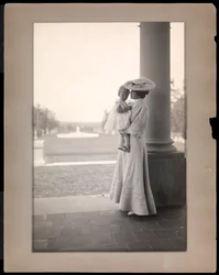Sra Clarence Mackay e criança no pórtico de Harbour Hill, Long Island 1898-1910 (impressão de platina)