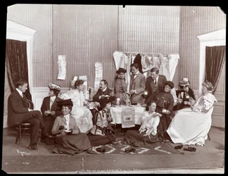 Sra. GG Haines, Tea Party Room, 1902 (impressão em gelatina de prata)