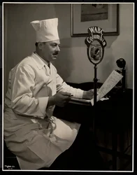 Retrato do Chef Maurice Hervieux ao microfone no Hotel Commodore, 1930 (impressão de gelatina de prata)