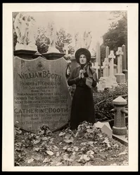 Retrato de Eva Booth no túmulo de seu pai, General William Booth, c.1915 (impressão de gelatina de prata)