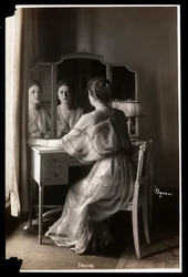 Retrato de Jobyna Howland sentada em sua penteadeira, 1908-9 (impressão de gelatina de prata)