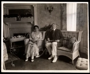 Retrato do Sr. und Mrs. Howard sentado posou em uma sala de estar em sua casa em 200 5th Avenue, Nova York, 1916-6 (impressão de gelatina de prata)